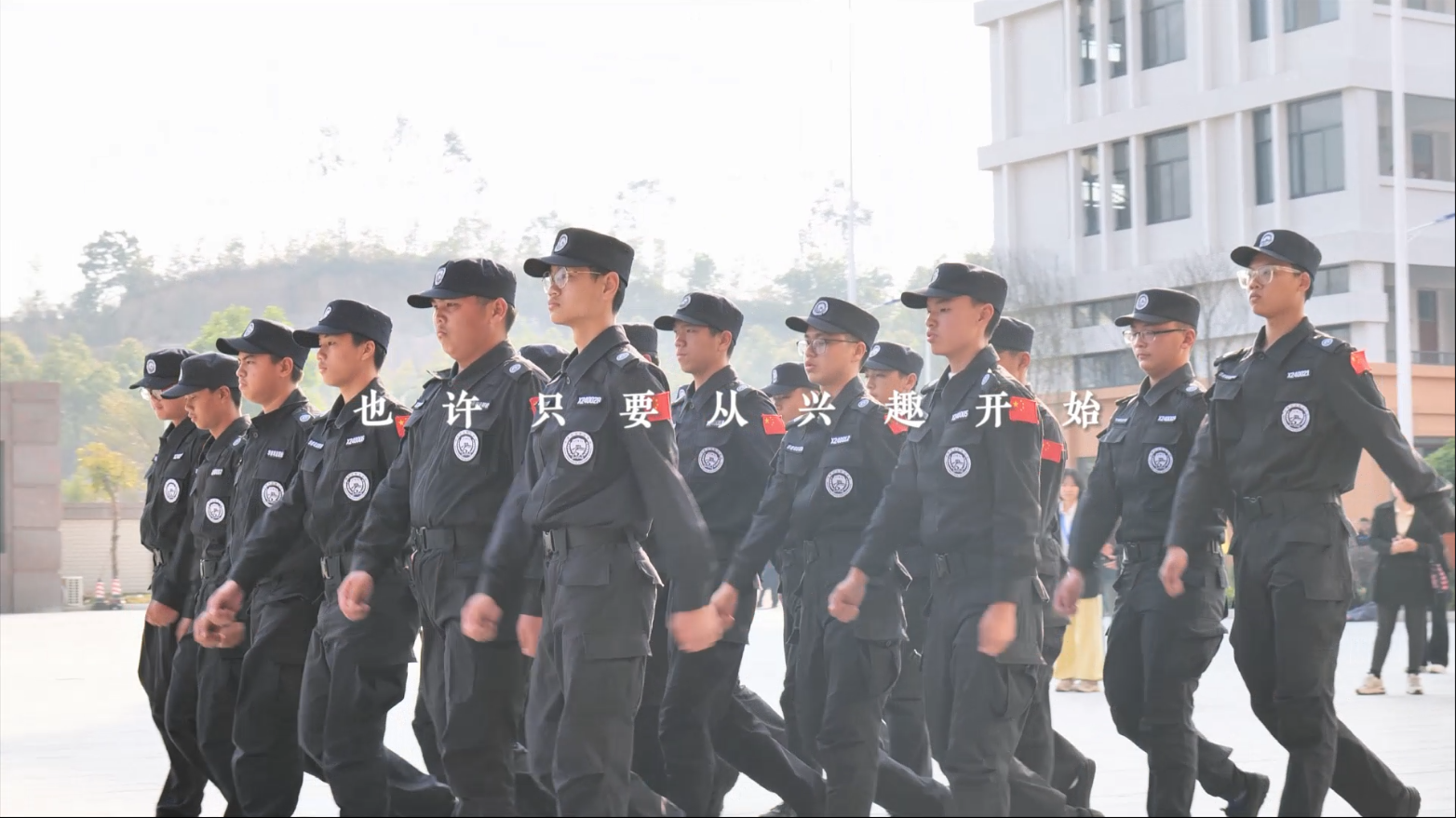 逐梦趁青春，等风更等你