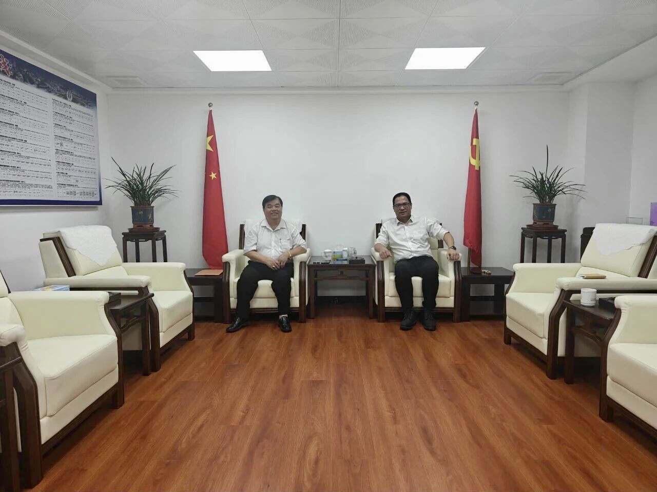 梁柱华书记会见我校董事柯文彬