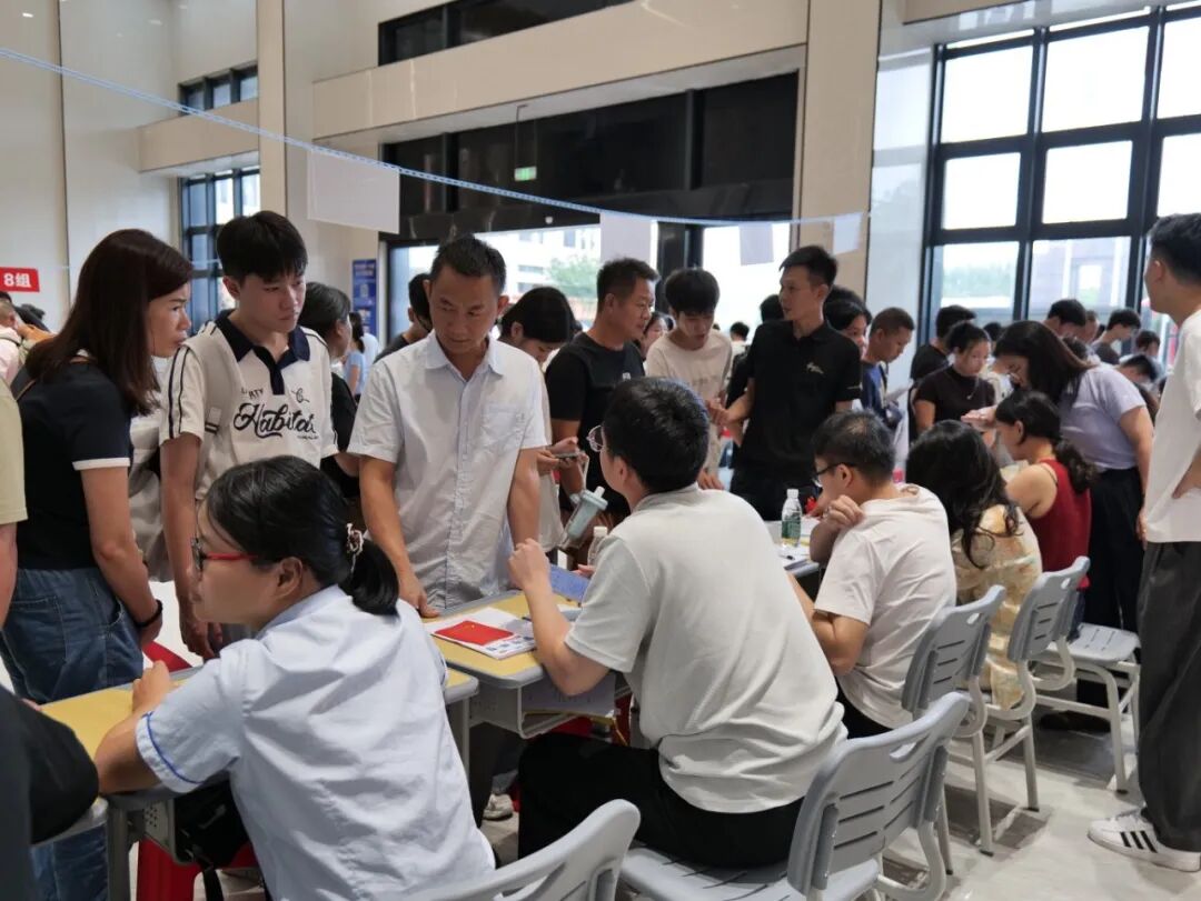 满“新”欢喜 共赴新程 | 学校喜迎2026级新生入学报到